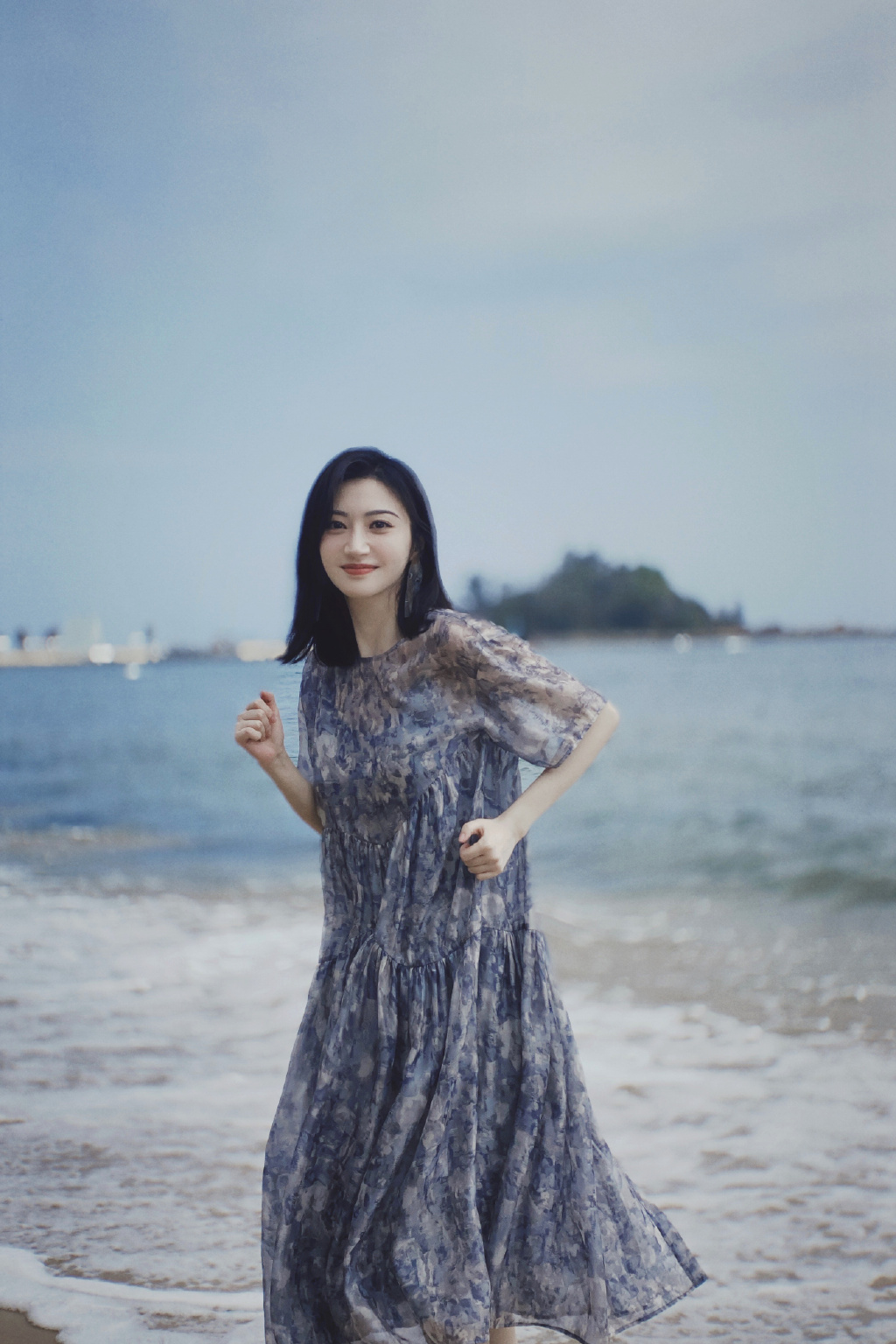 景甜海边穿碎花纱裙 回眸气质清冷