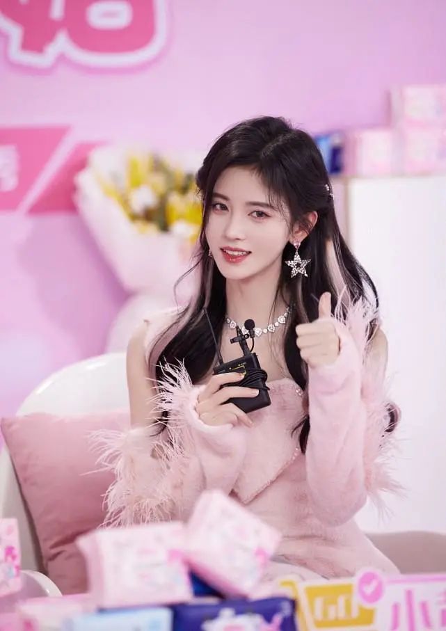 鞠婧祎的“女团风”穿搭惊艳路人