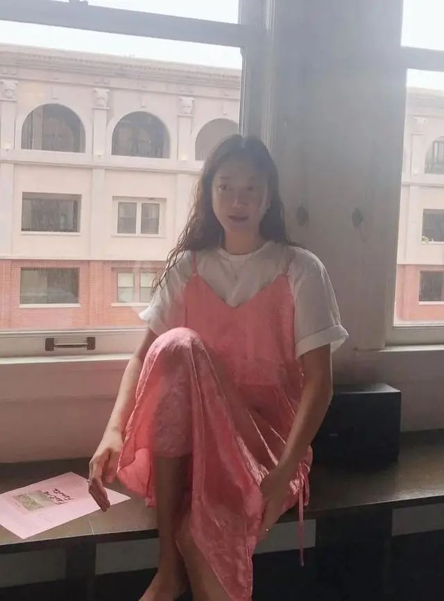 一件T恤，解决吊带连衣裙的所有疑难杂症