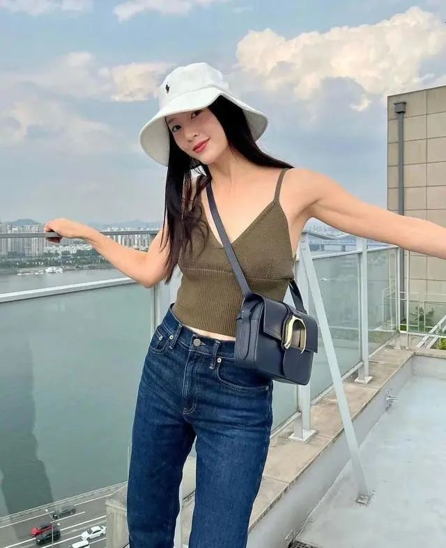 牛仔裤如何穿搭更显性感