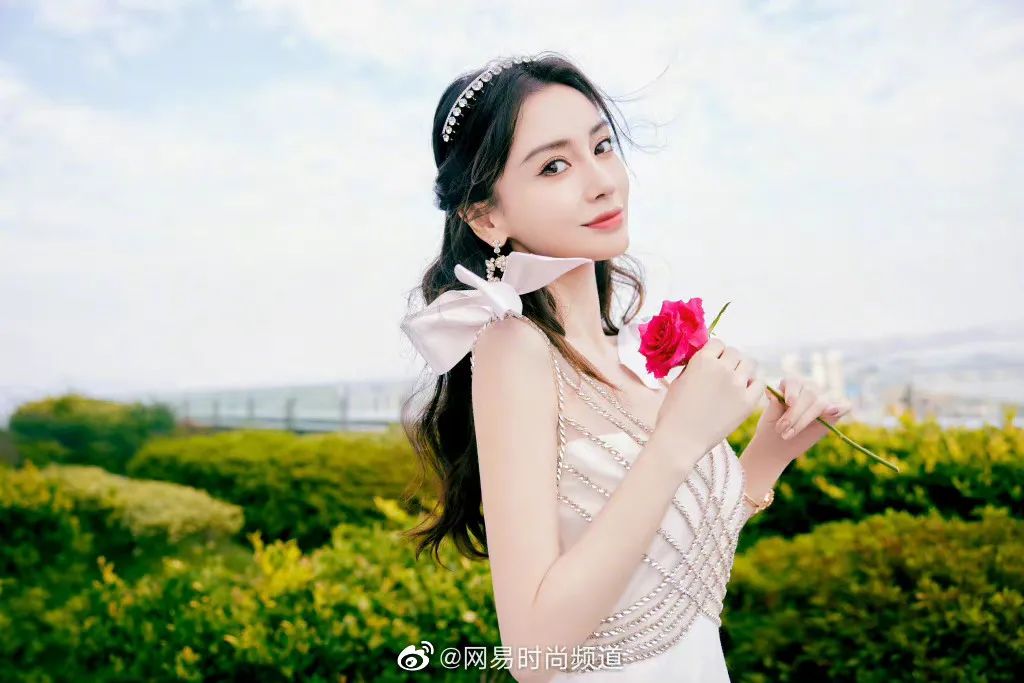Angelababy穿白裙配闪钻