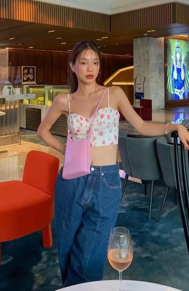 夏日碎花裙，更显青春活力