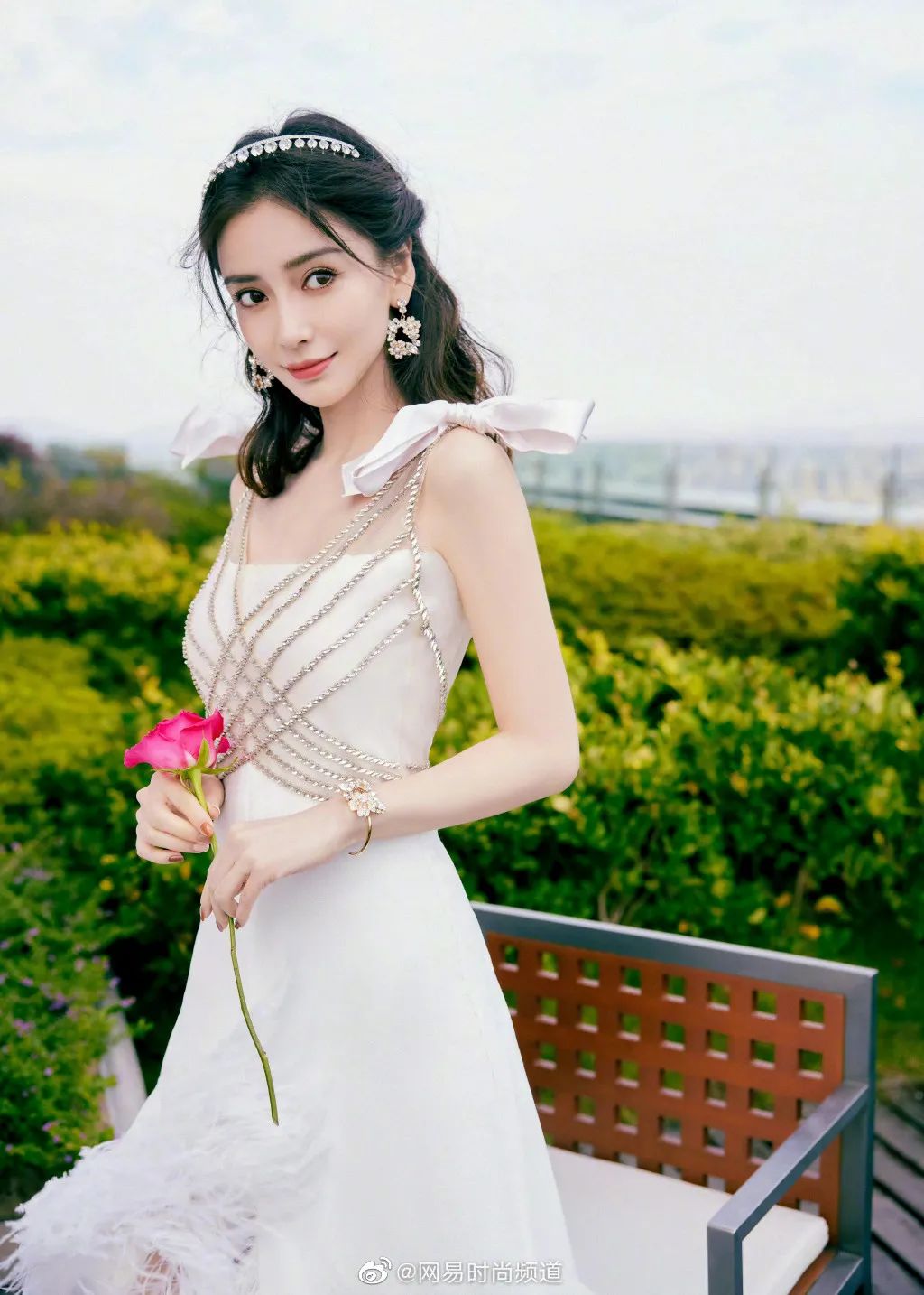 Angelababy穿白裙配闪钻