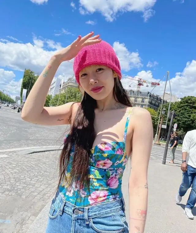 夏日碎花裙，更显青春活力