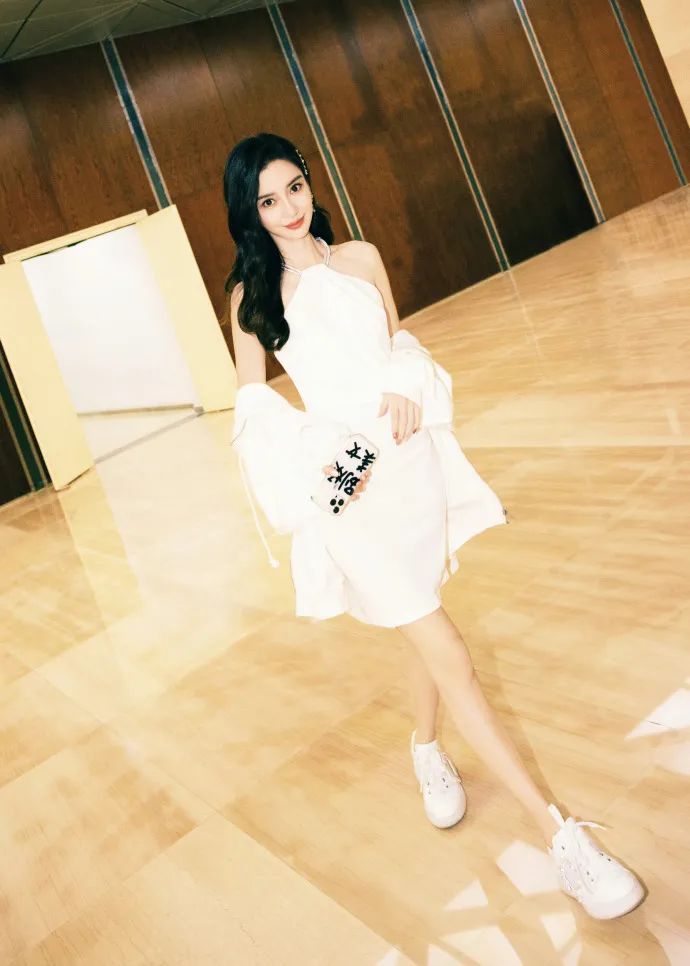 Angelababy：露背挂脖连衣裙